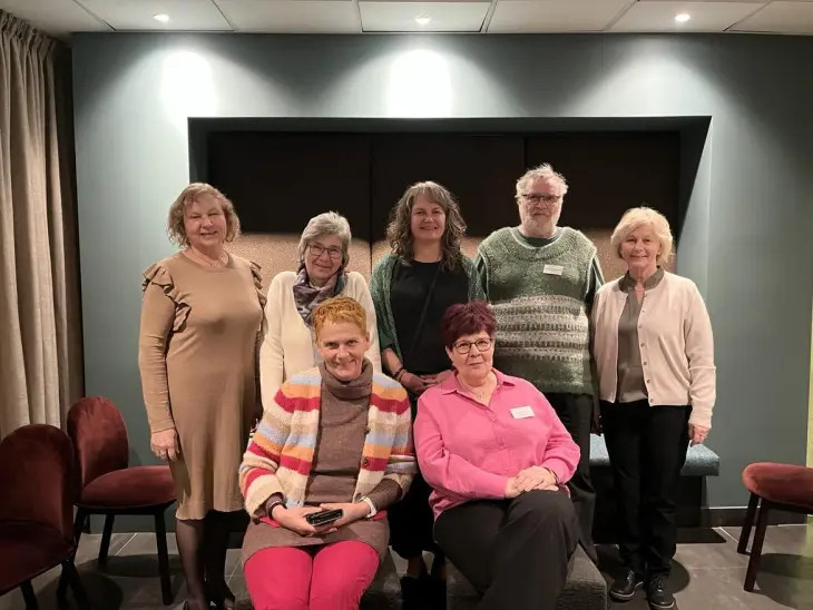 Foran fra venstre: Marie Gry Nordstrand, Ruth-Heidi Grønbeck. Bak fra venstre: Ingeborg Kroknes, Liv Irene Halden, Anne-Grete Anda, Alf Berg Henriksen og Randi Svensen.