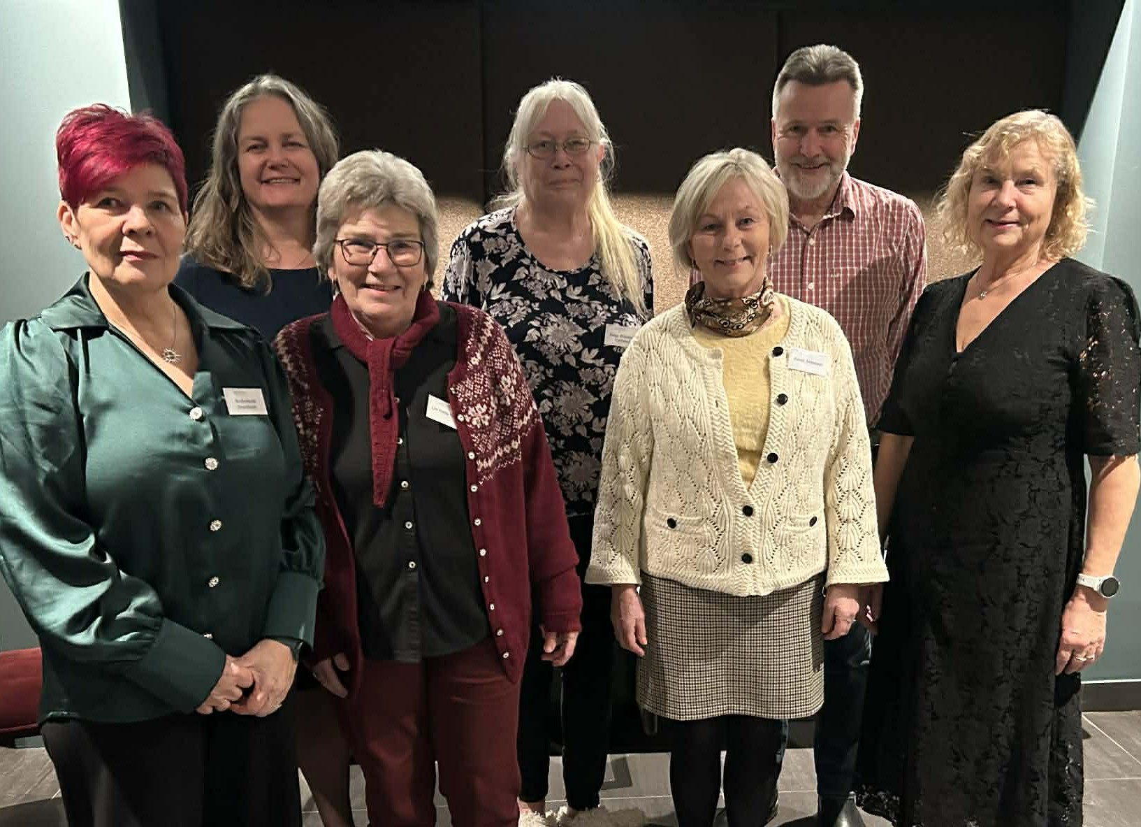 Fra venstre: Ruth-Heidi Grønbeck, Anne-Grete Anda, Liv Irene Halden, Hege Batt Fjellstad, Randi Svensen, Ole Kristian Bergsgjerdet og Ingeborg Høstmark kroknes.