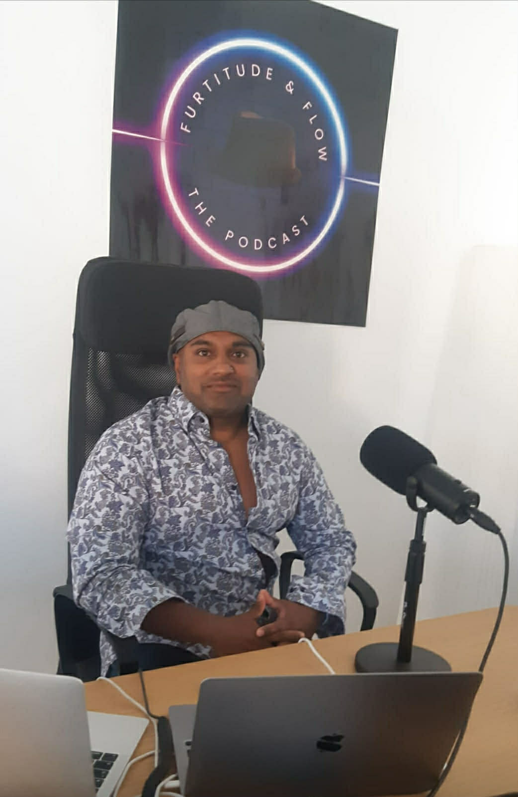 Fredrik Shirish Klingenberg, host for Furtitude & Flow podkast og utenlandsadoptert, intervjuer Ruth-Heidi Grønbeck. nasjonalt adoptert og leder av Adopterte.